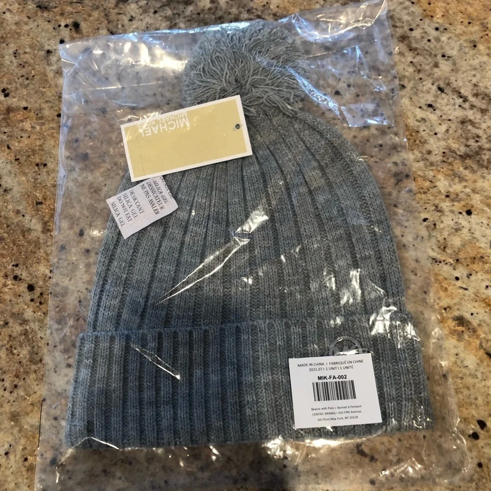 MICHAEL KORS NWT Pearl Gray pom-pom knit beanie hat with MK icon. One size.